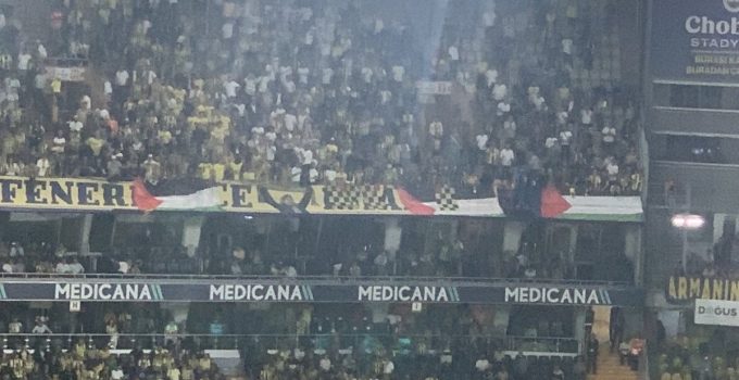 Fenerbahçeli taraftarlar Filistin’i unutmadı!
