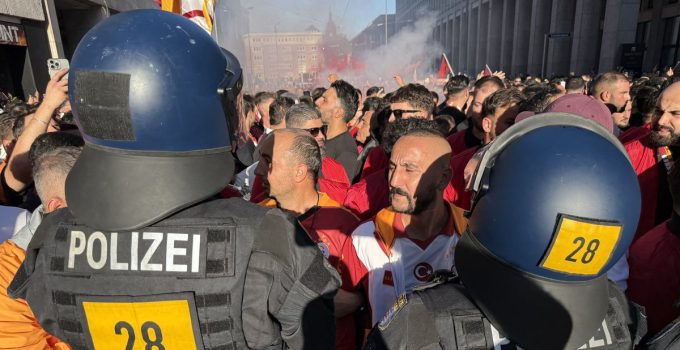 Galatasaray taraftarlarından Almanya’da protesto! Kahrolsun İsrail, Filistin’e özgürlük!