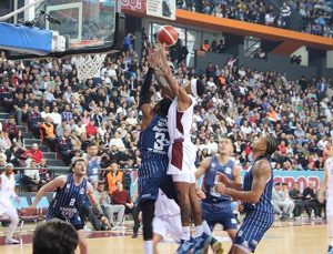 Anadolu Efes galibiyet serisini sürdürdü