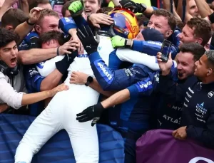 Bakü’de Sainz’ın zafer gözyaşları! Açıklamaları podyumdan daha çok konuşuluyor