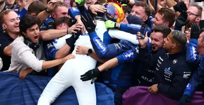Bakü’de Sainz’ın zafer gözyaşları! Açıklamaları podyumdan daha çok konuşuluyor