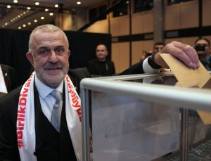 Beşiktaş’ta yeni divan başkanı Ahmet Ürkmezgil seçildi!