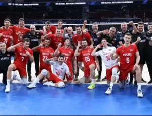 CANLI | Türkiye – Polonya… Filenin Efeleri yarı final için parkede!