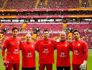 Galatasaray 29 Ekim Cumhuriyet Bayramı için özel tasarlanan tişörtlerle ısınmaya çıktı