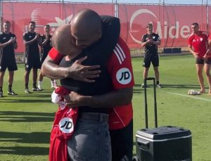 Sevilla Marcao’nun kanser atlatan eşini alkışlarla karşıladı