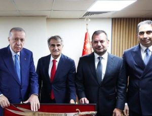 Trabzonspor, Başkan Recep Tayyip Erdoğan’a Sürmene kılıcı takdim etti